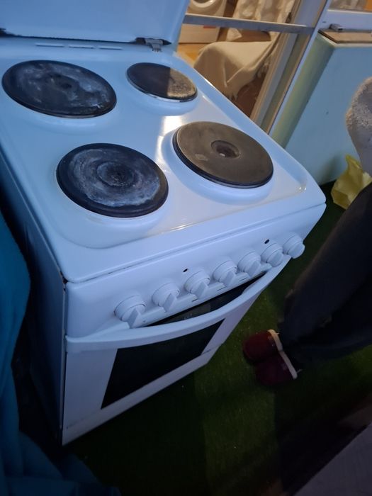 Продавам готварска печка Indesit