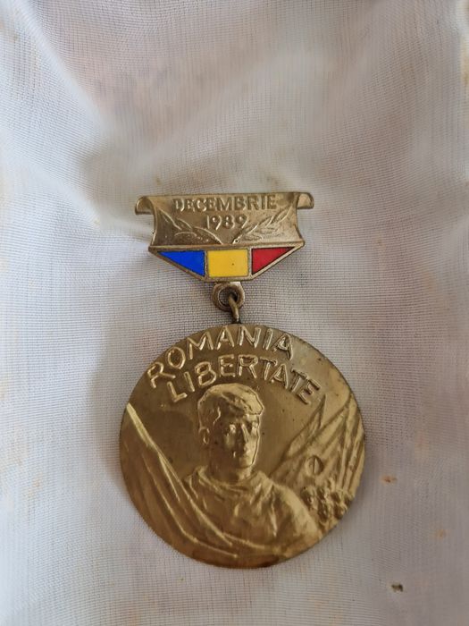 Insigna, medalie Luptator pt victoria Revolutiei din 1989.Poze reale!