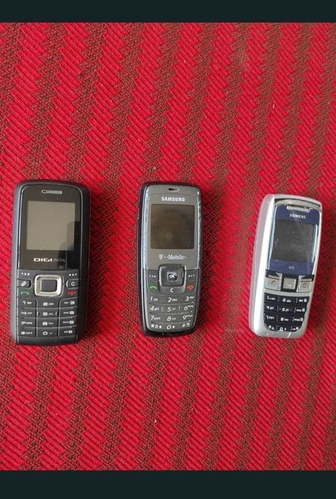 Telefoane pentru piese de schimb, unele sunt funcționale și chiar au baterii încorporate.