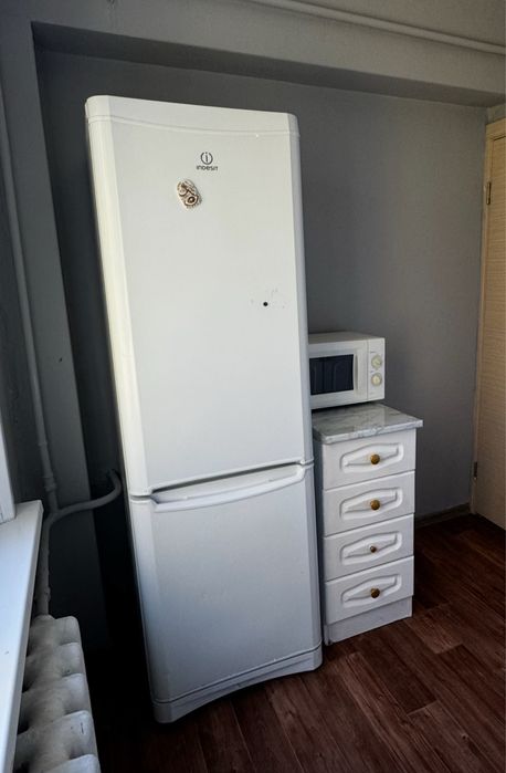 Продам холодильник indesit