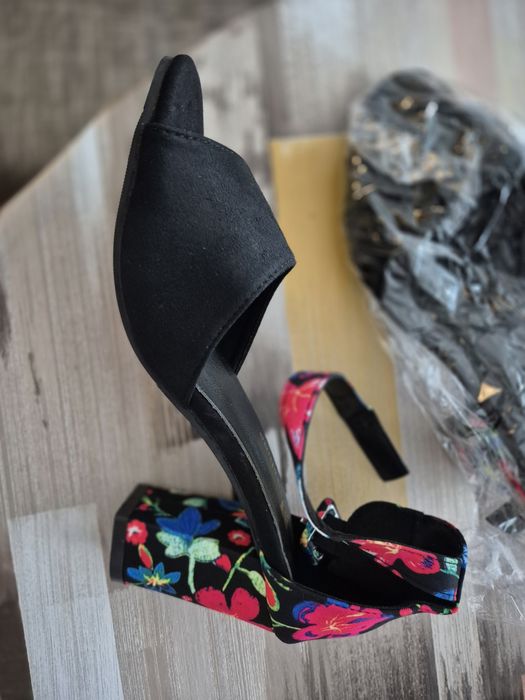 Два чифта сандали с ток