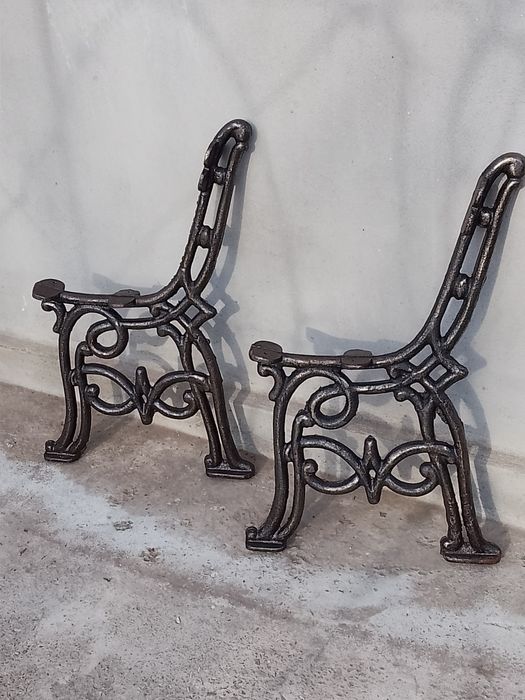 Picioare vechi din fonta masiva, de secol XIX, pt banca / canapea