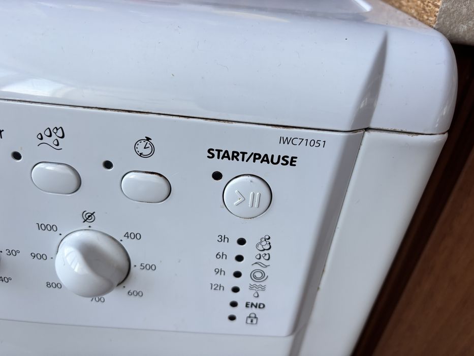 Продавам пералня Indesit