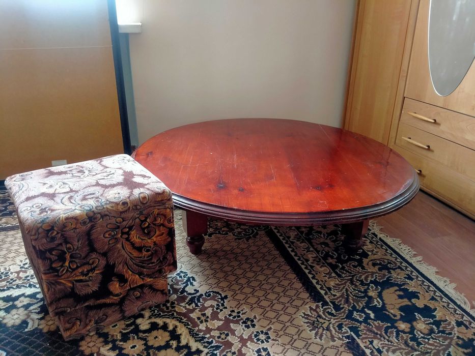 продам столик с 4 пуфиками