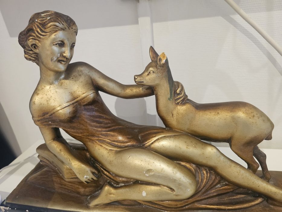Декоративна гипсова статуя – жена с еленче (подпис L. Boni)