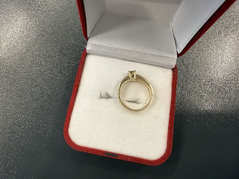 Златен/ годежен/ пръстен с диаманти