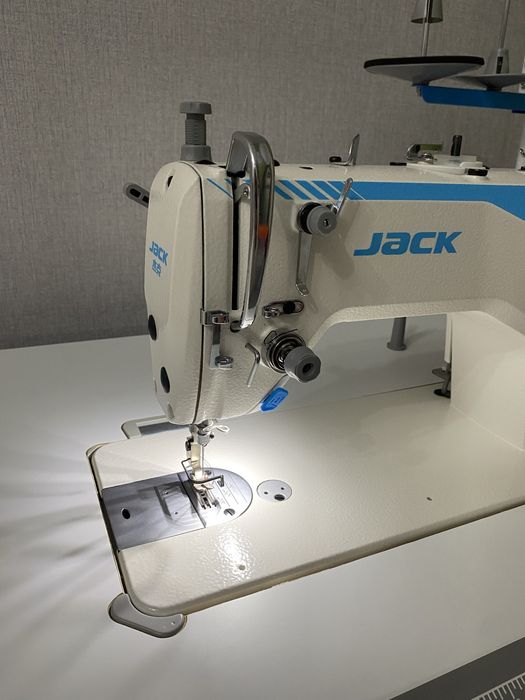 Срочно продам швейную машину Jack