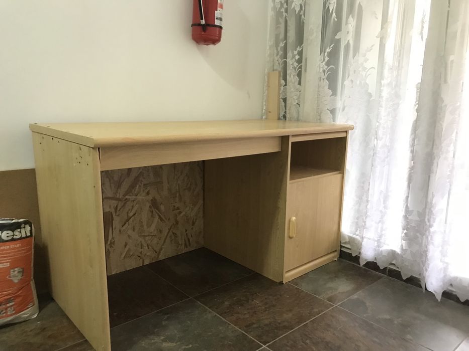 Vand birou de lemn cu spatii de depozitare