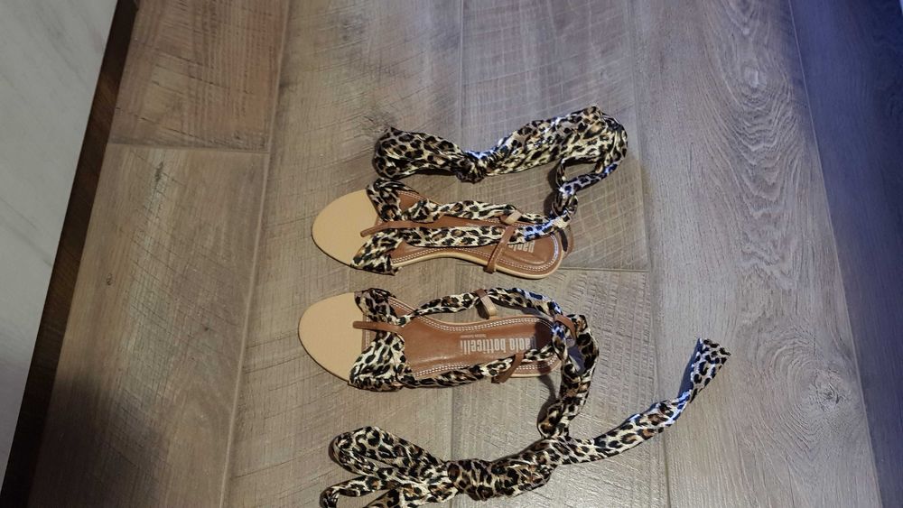 Елегантни сандалки с връзки