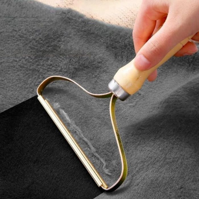 Скребок для чистки ковра и одежды