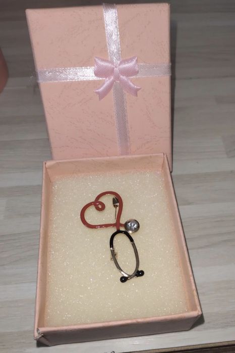 Брошки за медици