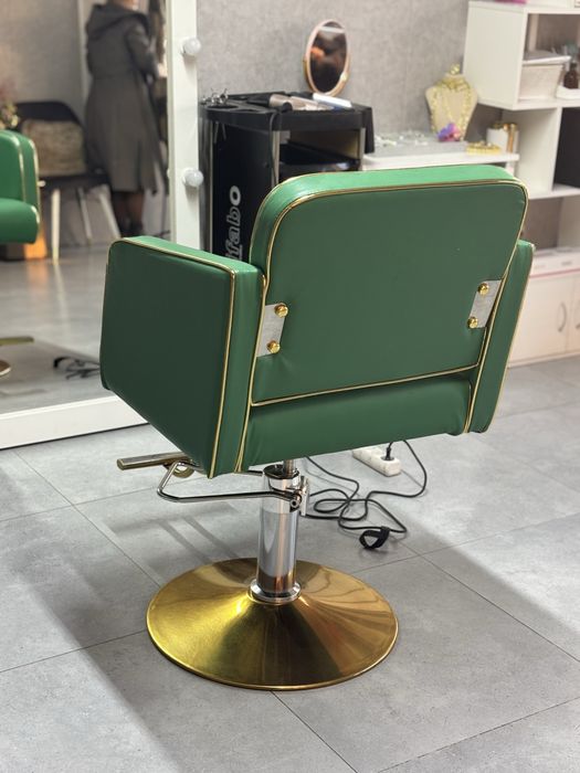 Продам кресло парикмахерское