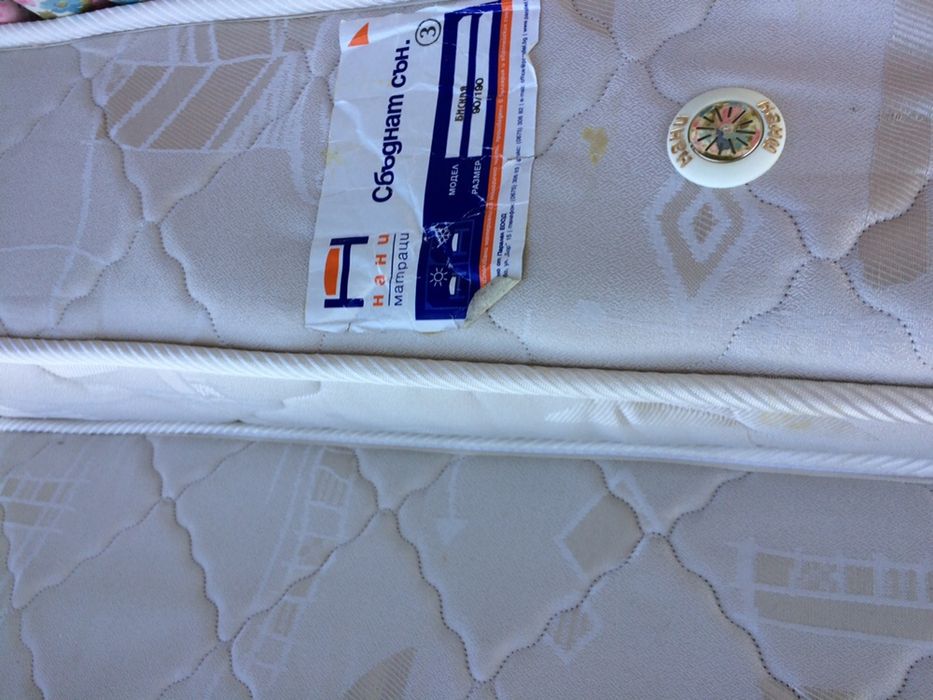 Продавам легло с матрак.