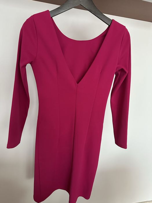 Цикламена рокля с отворен гръб