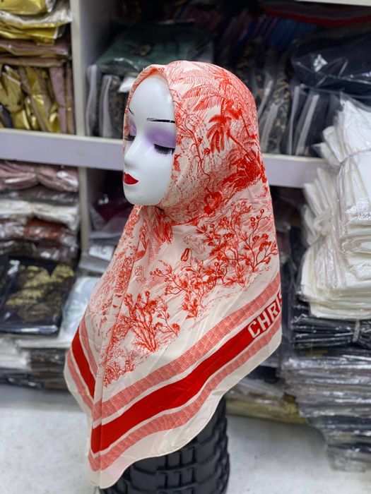 Hijobli va katta roʻmollardan