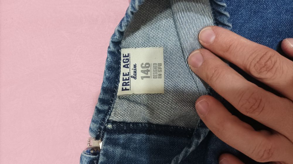 Джинсовый сарафан с водолазкой на девочкой