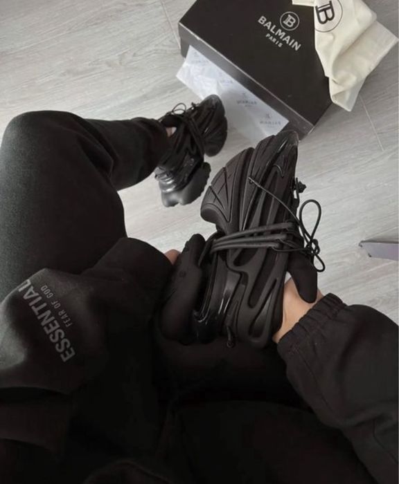 Продам кроссвки BALMAIN