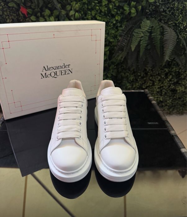 Alexander mcqueen aducem pe comanda