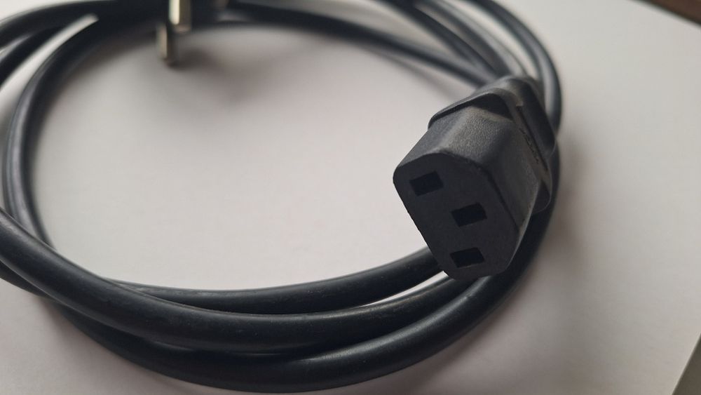 Продавам захранващи кабели за компютри