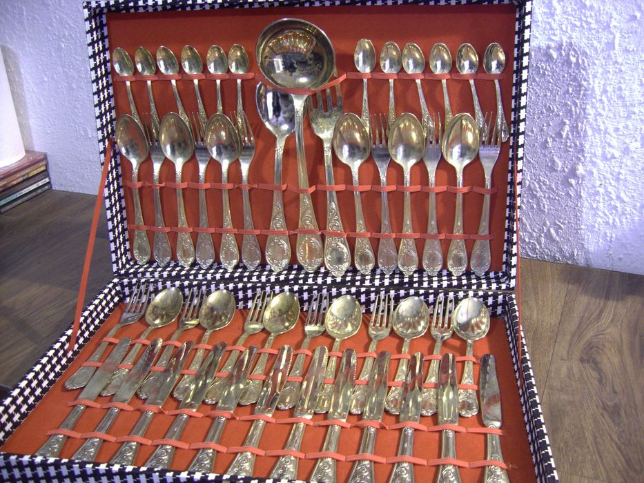 Tacamuri placate cu aur, in ambalaj original. (Set 12 persoane)