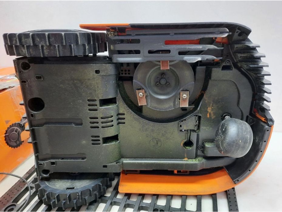 Robot de tuns gazonul Worx modelul WR169E pentru suprafețe de  300 mp