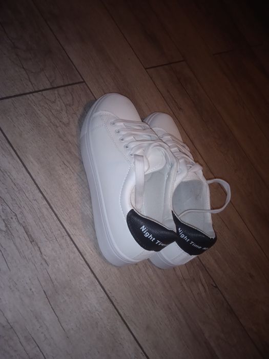 Продам белые кеды