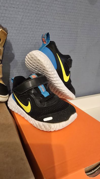 Маратонки Nike revolution 22 номер и топли боти Tech 23 номер- обща це