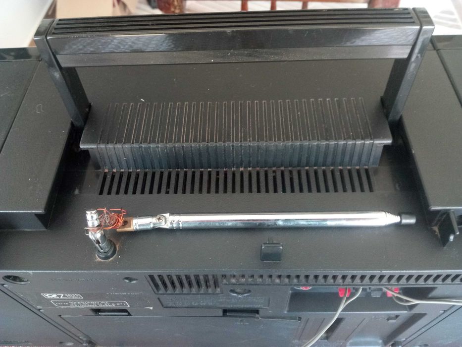 Антикварен модел радиокасетофон-Hitachi.За ремонт,майстор,части.