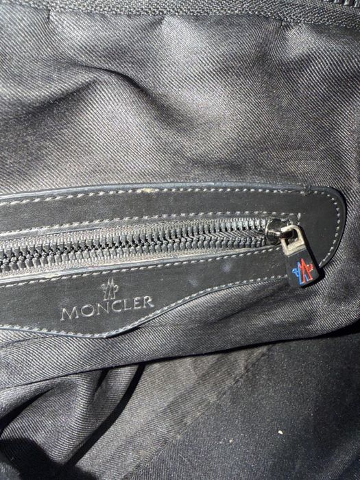 Vând poșetǎ Moncler