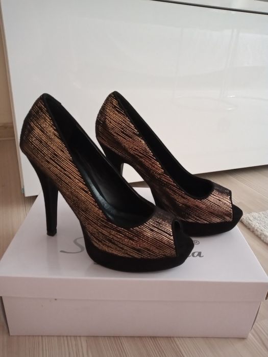 Vând pantofi eleganți, de ocazii.