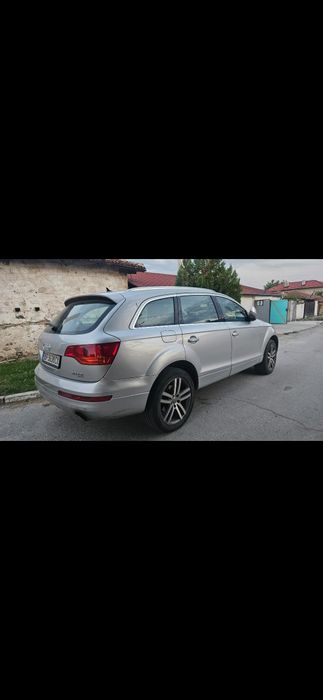Автомобил Audi Q7