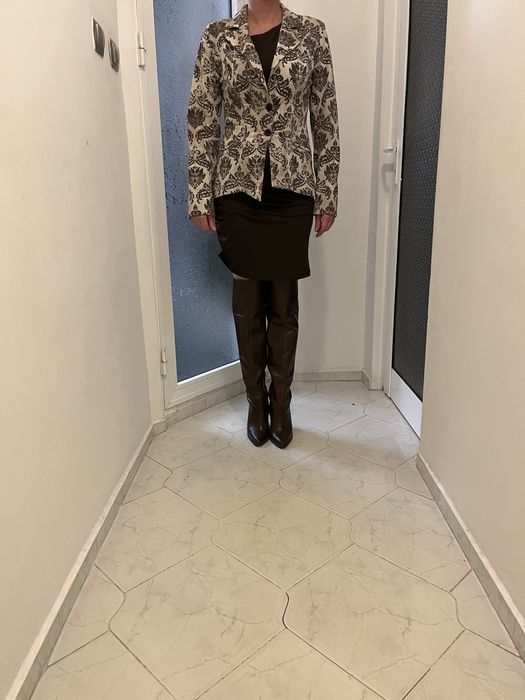 кафява еластична рокля и дънково сако бежевокафявп