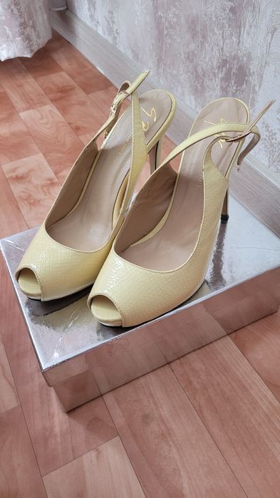 Продам босоножки женские