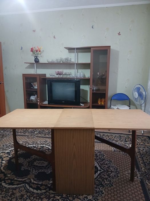 Продам стол- тумба.