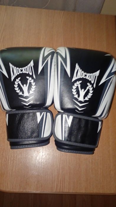Vând echipament knockout mănuși de box knockout pro 2.0 mărimea 14 oz și tibiere knockout mărimea L