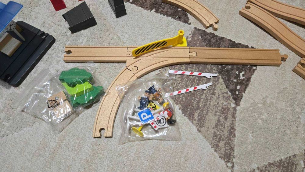 Дървена писта с влакчета от Lidl