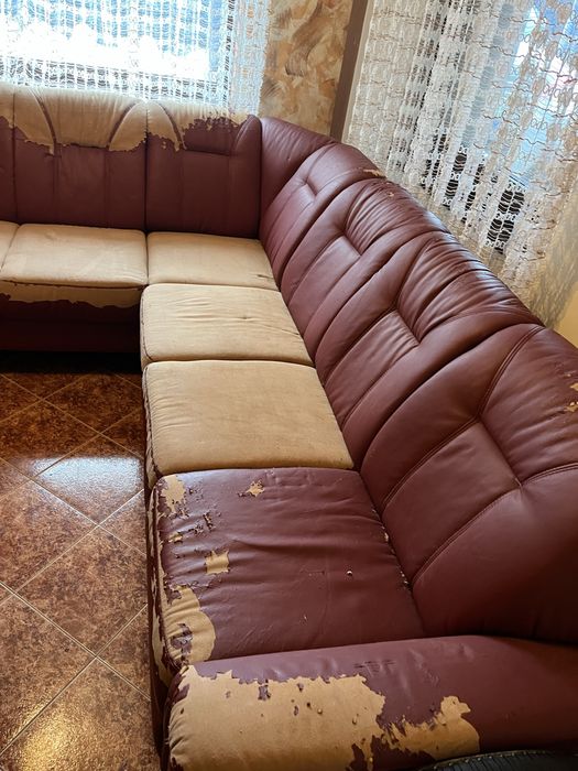 Диван кожен с покривало