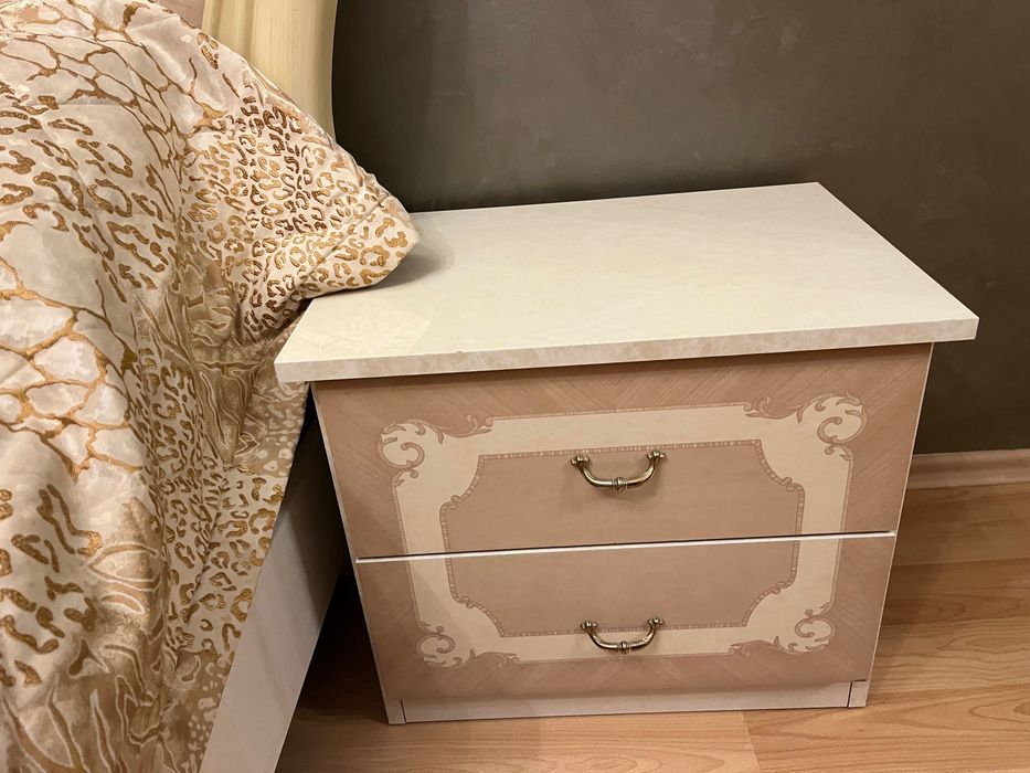 Килим - зелен цвят , 1.70 на 1.20 - 90  лв..Спален комплект - 300 евро