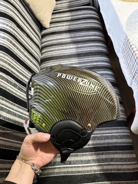 Детска каска и ски обувки