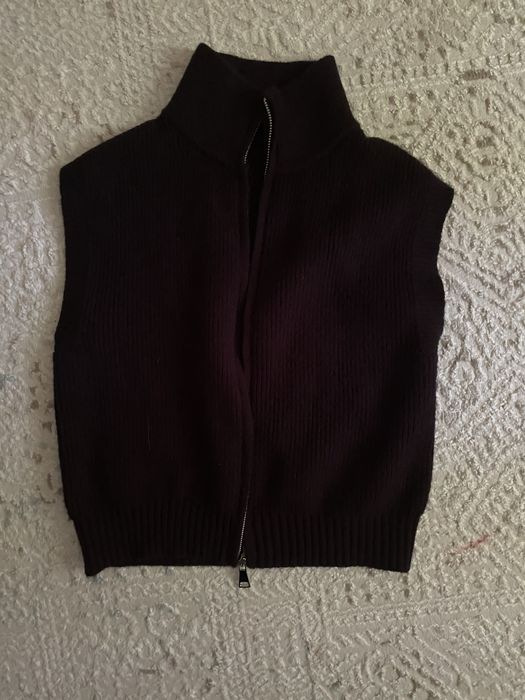 жилет черного цвета