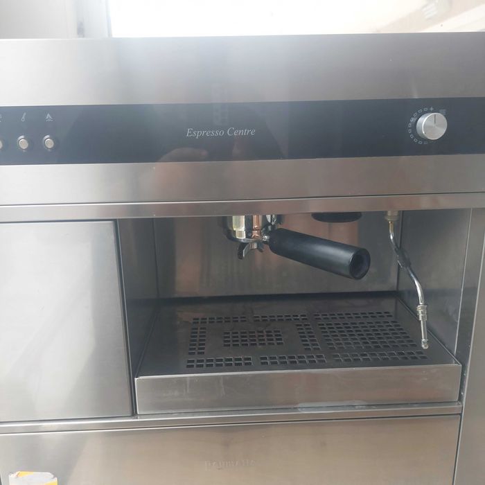 Продавам  отлична кафе машина за  вграждане Baumatic.