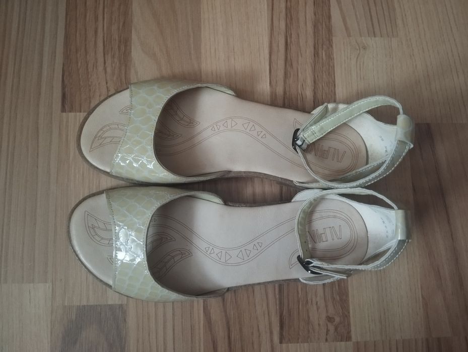 Vând sandale NOI, din piele naturală