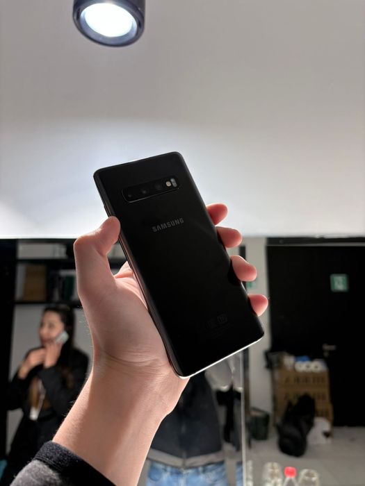 Продам Samsung s10