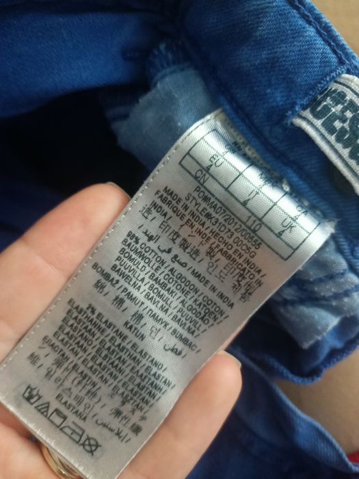 Pantaloni scurți Guess