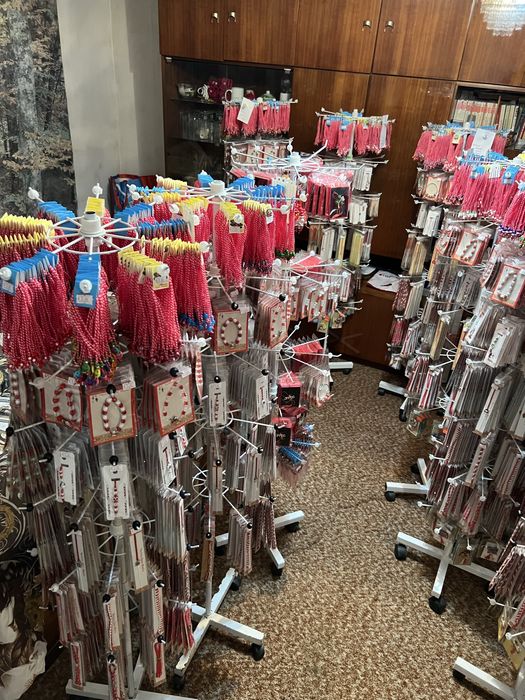 Стелажи със мартеници