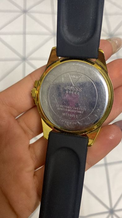 Продавам оригинален часовник на Guess.
