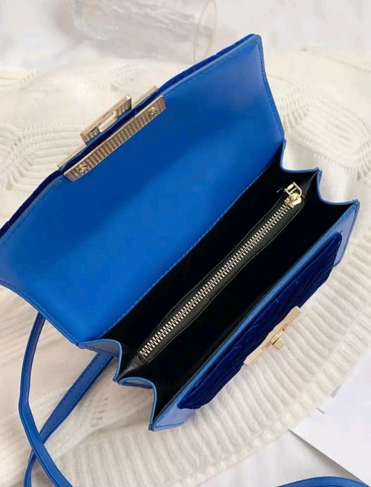 Чанта в кралско синьо