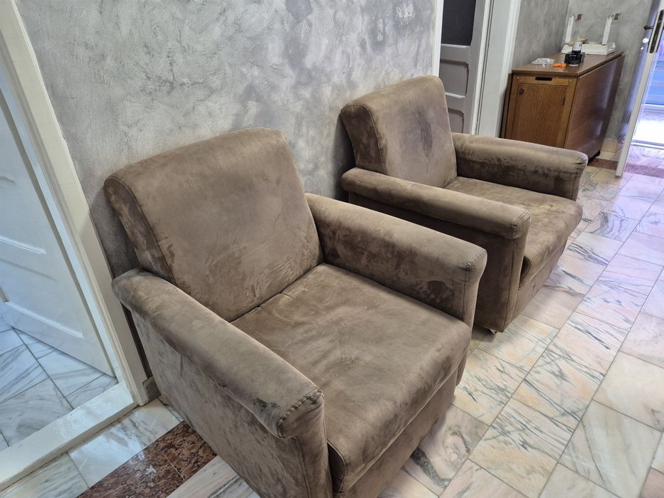 Mobilier lemn masiv vintage – vitrine, comodă, masă și fotolii