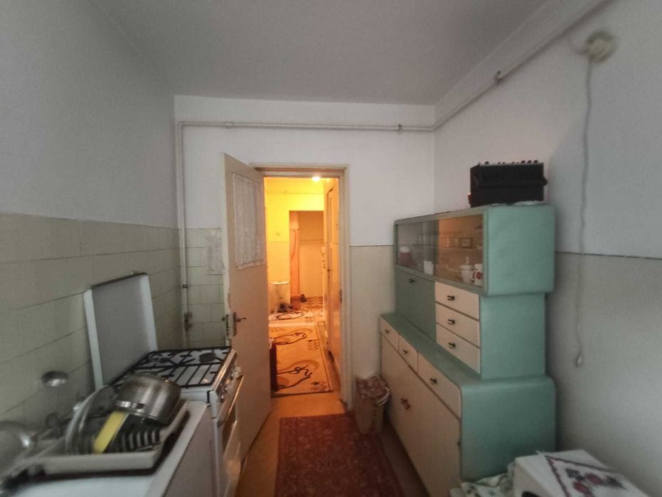 Proprietar vând apartament cu 2 camere, semidecomandat, situat pe Strada Spitalului, într-o zonă liniștită și cu acces facil către scoli,magazine