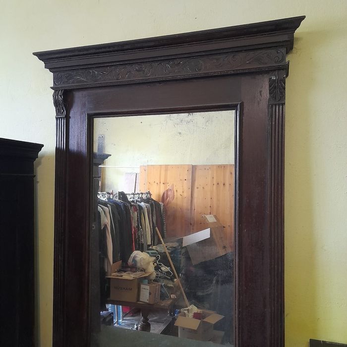 **Titlu:**Vând  Mobilă veche din lemn masiv